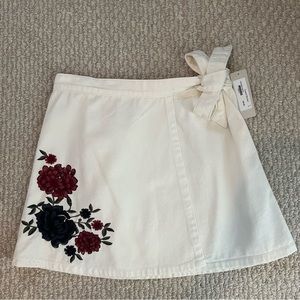 NWT Floral Appliqué White Wrap Mini Skirt